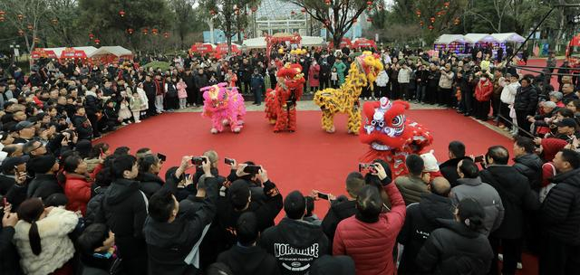 2月17日，浙江省温岭市锦屏公园，市民和游客在观看舞狮表演。新华社发（周学军摄）