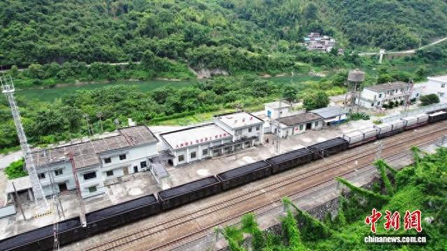 广东韶关大瑶山深处的罗家渡站。国铁广州局 摄