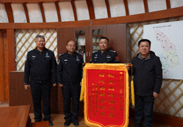 群众赠送锦旗。（资料图）