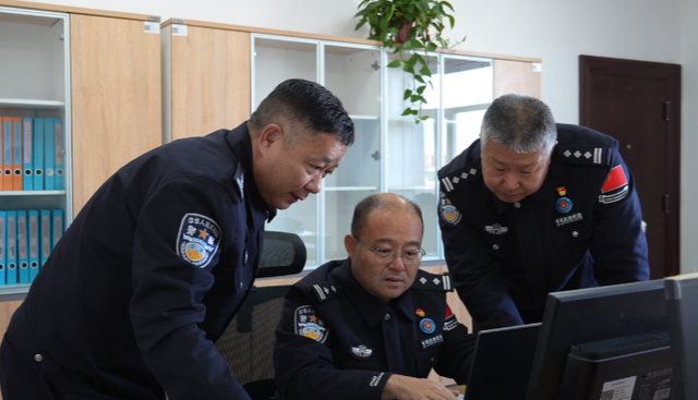 分析案情。（资料图）