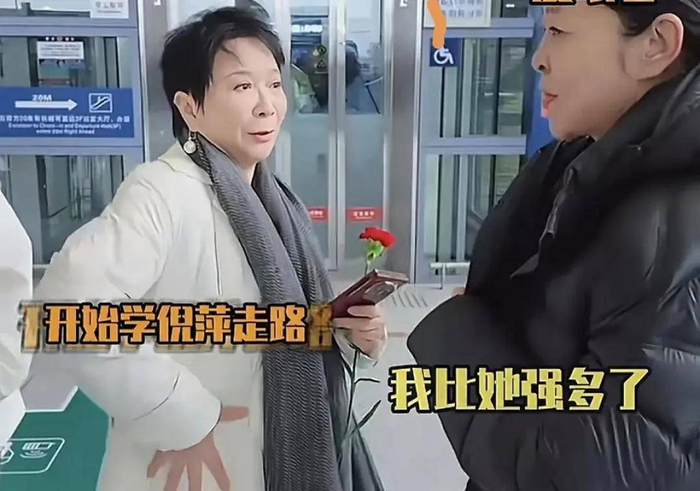 如果你也觉得今年的春晚少了点什么，那就打开《一路繁花》，看看蔡明老师的表现吧。她的每一句话，都藏着一份久违的快乐。春晚看早了？没关系，《一路繁花》可以补回来！