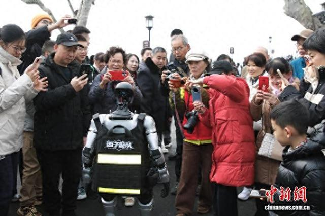 “西子警队”人形机器人吸引游客。杭州西湖景区公安分局 供图