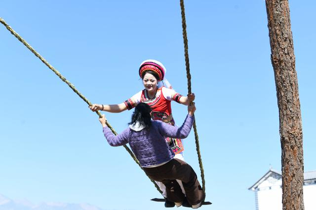 2月17日，云南省大理白族自治州剑川县马登镇文屏村的白族村民在荡秋千。新华社发（赵庆祖摄）