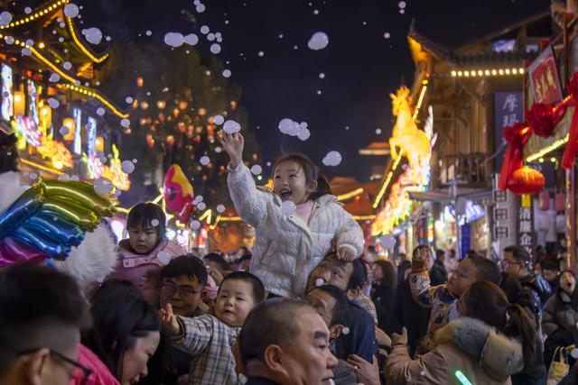  2026年春节前夕，湖北省恩施女儿城步行街上游人摩肩接踵。新华社发（谭华 摄）