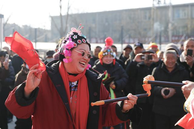 2月17日，河南省商丘市睢县举办“豫东踩街”民俗文化巡游活动。新华社发（徐泽源摄）
