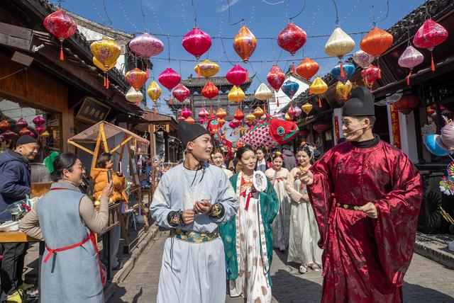 2月17日，在江苏省高邮市盂城驿景区，演员参加古风巡游。新华社发（周社根摄）