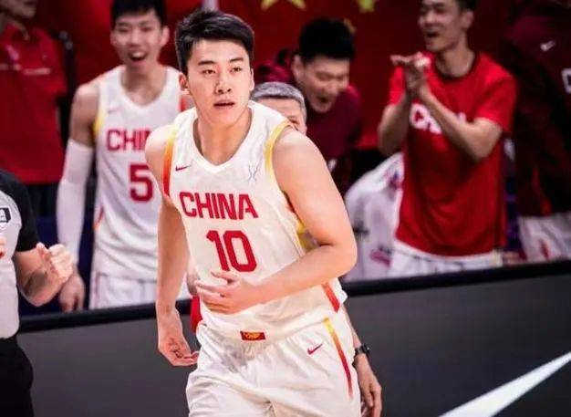 中国篮球人才培育进入多轨并行时代。从杨瀚森的传统青训到王俊杰的海外探索，球员发展路径呈现光谱式分布。统计显示2021-2025届国青成员中，选择海外发展的比例从8%攀升至22%。王俊杰的NBA试炼不仅关乎个人梦想，更承载着中国篮球国际化接轨的样本价值。他的最终选择将成为丈量CBA联赛吸引力的现实标尺。