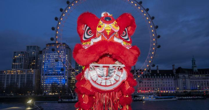 英国“伦敦眼”点亮“中国红”
