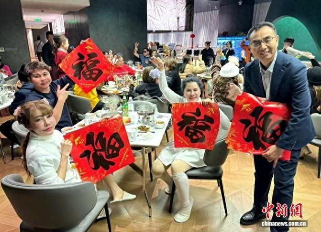 16日晚，泰国游客在山东青岛共度除夕之夜。旅行社供图