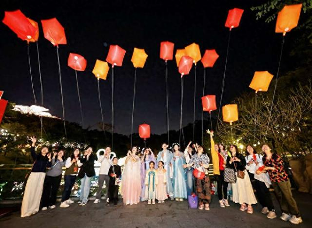 游客在广东景区游玩。李志强/摄