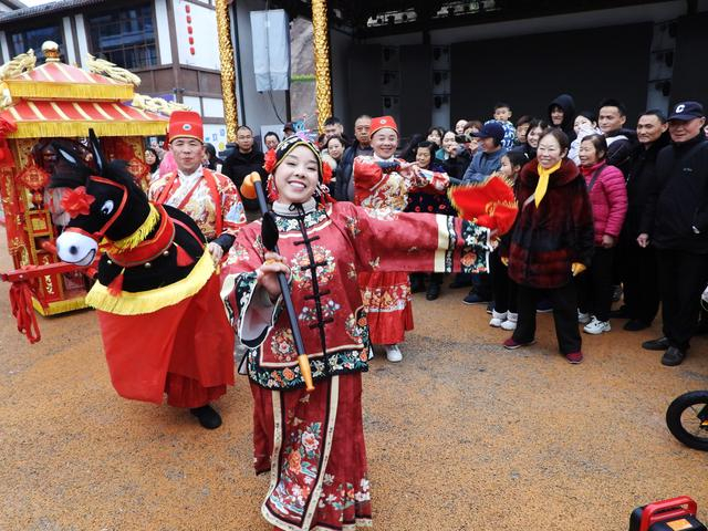 2月17日，在四川省达州市达川区三里坪街道，市民和游客观看民间艺人表演《车车灯》秧歌。新华社发（邓良奎摄）