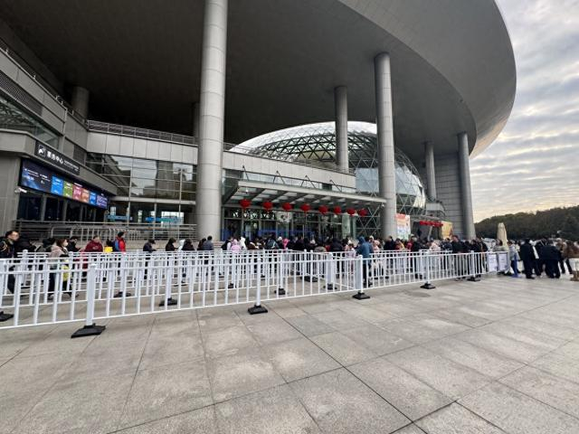 2026年2月17日上午8时30分许，上海科技馆2号门前的广场上已排起长队。澎湃新闻记者 徐亦嘉 图