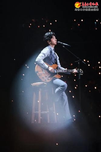 李健演唱会现场图。乌鲁木齐奥体中心供图