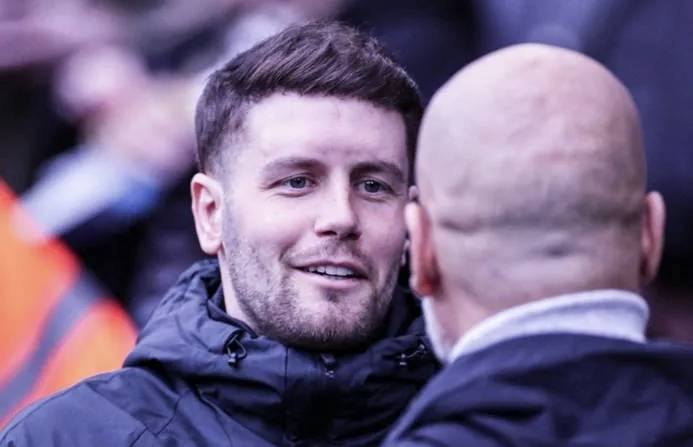 赢下此战后，曼城多赛一场仅落后阿森纳3分，争冠悬念彻底拉满。随着阿森纳即将出战布伦特福德，蓝月亮已经将压力完全甩给对手。恐怖的连胜势头、无解的进攻火力、稳健的防守体系，再加上哈兰德持续刷新纪录的状态，曼城正以不可阻挡之势，向英超冠军与多项历史纪录全力冲刺。