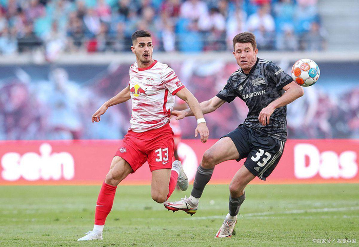 从历史交锋记录来看，莱比锡红牛占据绝对优势，近6次交手中取得4胜2负的战绩，并且目前已经取得对沃尔夫斯堡的三连胜。尽管莱比锡红牛近期状态有所波动，但考虑到沃尔夫斯堡近期状态低迷，且队内存在伤病问题，此番主场作战，莱比锡红牛有望击败对手，甚至有机会大比分获胜。