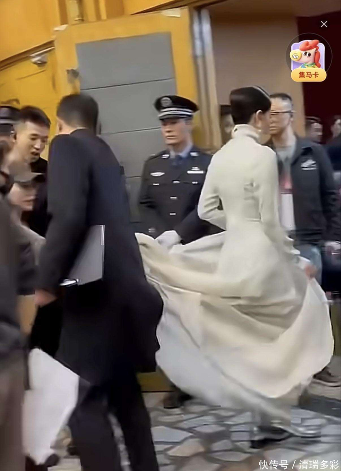  如今的王菲，生活状态悠闲自得。她的作品不多，也不再喜欢折腾，甚至带孩子也透着一股佛系的气质。和谢霆锋的感情稳定，两人共同养育的两个女儿也都已经长大，窦靖童如今甚至可以自己开演唱会了。明天就是除夕了，所有人都在等着王菲在春晚舞台上开口的那一刻，真是让人期待到几乎无法入睡。