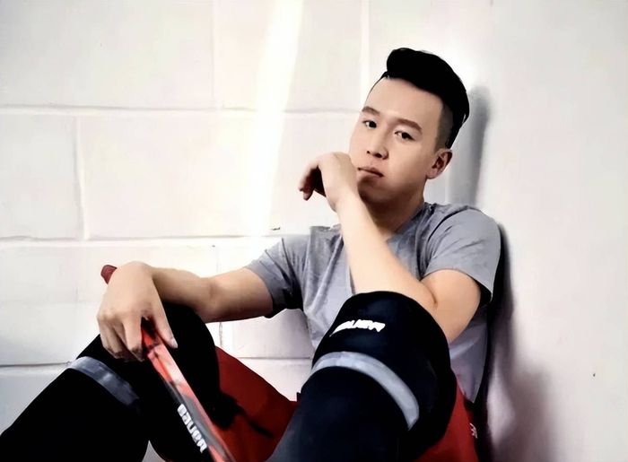 宋丹丹儿子巴图:我不怪父亲英达,也不嫉妒弟弟,也不想认祖归宗|英如镝|冰球|父爱|离婚|关系_新浪新闻