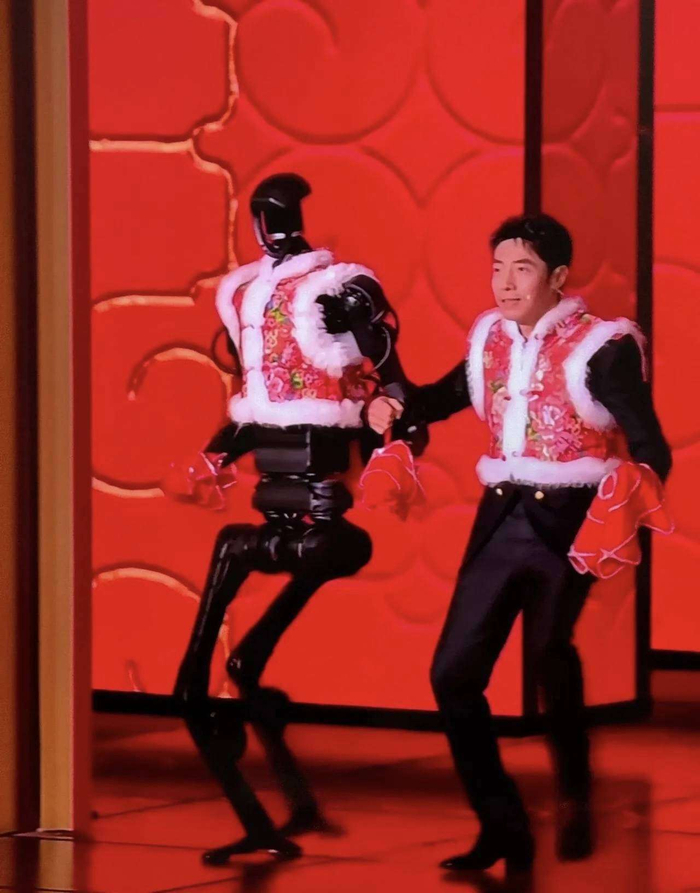  随后，追觅科技的负责人对外解释称，机器人摔倒可能是由于舞台灯光干扰了其传感器的校准，但他也幽默地表示：这说明我们的机器人非常有表演欲。据了解，这款机器人搭载了最新的运动平衡算法，能够完成媲美专业舞者的动作，原计划在春晚舞台上展示更为复杂的舞蹈。这次意外的小插曲不仅没有减损机器人科技的魅力，反而引起了更多人的关注，让大家看到了中国科技企业在人形机器人领域的巨大突破。甚至有网友幽默调侃：给机器人加个‘碰瓷模式’，绝对能成春晚的爆款！这场科技与娱乐的奇妙碰撞，让整个年会瞬间变成了大型的圈粉现场，同时也让网友们感受到了硬核科技背后的人情味与幽默感。正如撒贝宁所说：机器人都会碰瓷了，看来人工智能的下一个目标是进军喜剧界啊！而被碰瓷的萧敬腾则在社交媒体上发文：第一次被机器人投怀送抱，感觉还挺特别的。