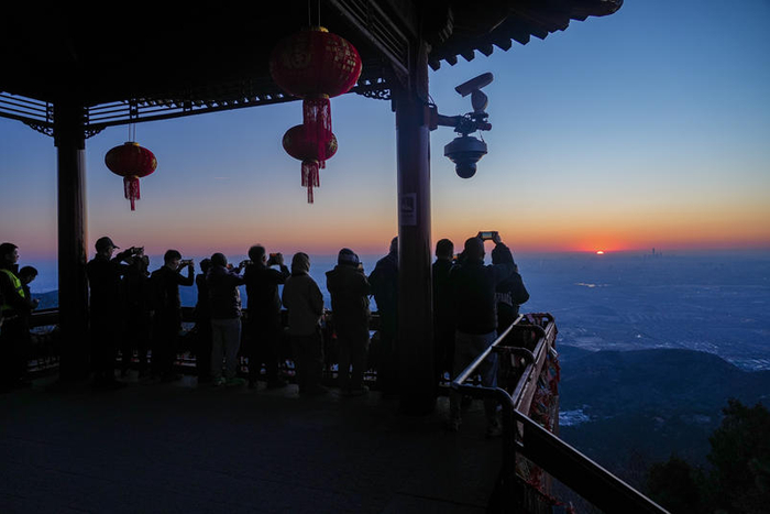 游客在香山公园迎接马年第一缕曙光。香山公园供图