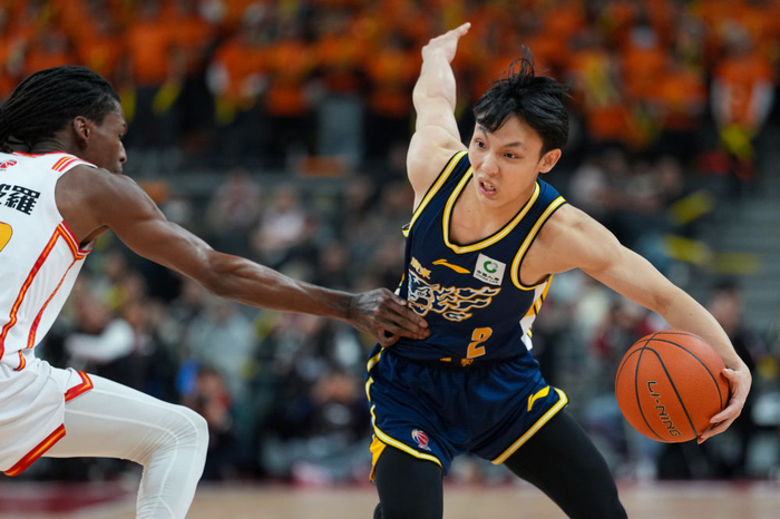 1月7日，广东队球员徐杰（右）在比赛中突破。新华社记者 吴鲁 摄