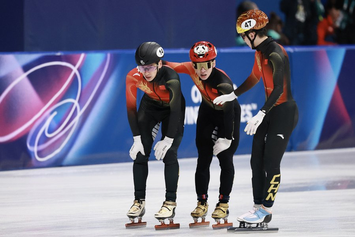 刘少昂（左）成了队友们安慰的对象