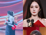 杨幂在领奖台上与另一位获奖者孙俪有哪些互动瞬间？
