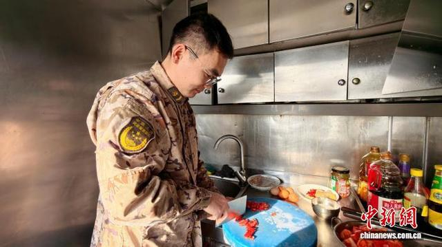 伙房值班员吴一在伙房内备菜。武警杭州支队 供图
