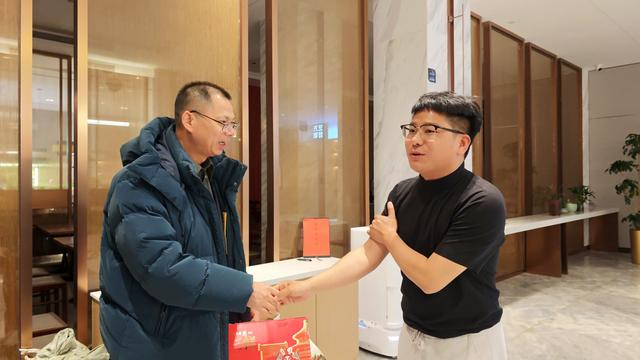 北京市文旅局向郁章宝一家送上北京礼物。王巍 摄