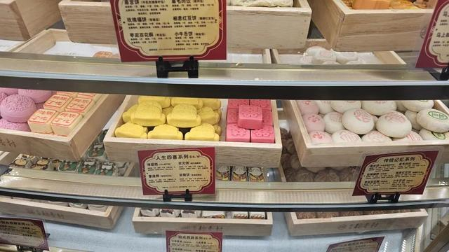 2月15日拍摄的稻香村零号店的点心柜台。本报记者王玥摄