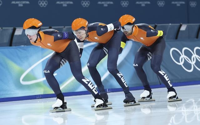 ↑ 荷兰队选手赖普马-德容、伯纳、格勒内沃德（从左至右）在比赛中。 新华社记者 李京 摄