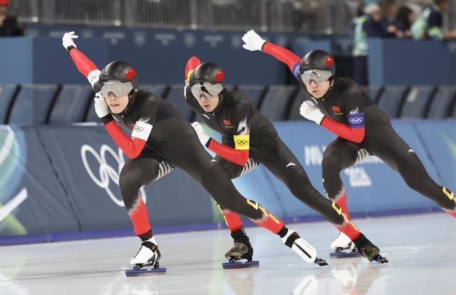  2月17日，中国队选手刘瀚彬、吴宇、李文淏（从左至右）在比赛中。新华社记者 李京 摄