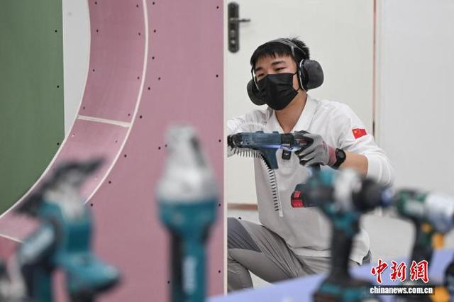 图为熊首钰展示抹灰与隔墙系统项目比赛流程。中新网记者 何蓬磊 摄