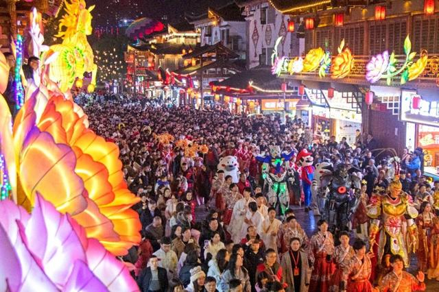 恩施女儿城新春女儿会活动现场人头攒动。（来源：湖北文旅）