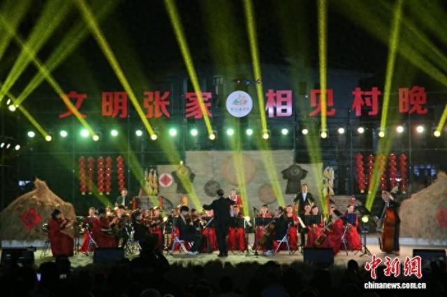 2月9日晚，“和乐团”在张家铺村第十四届“村晚”上表演。陈斌 摄