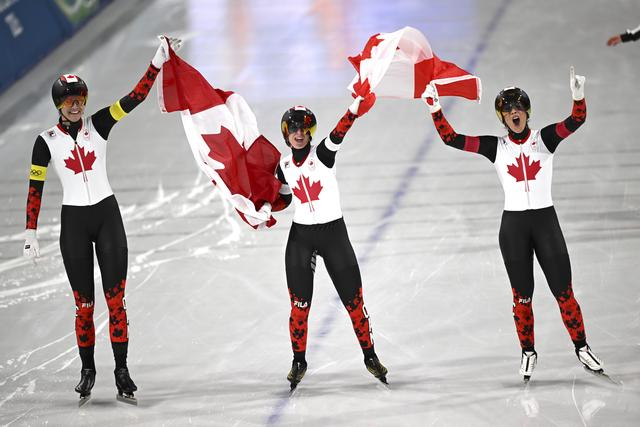 ↑ 加拿大队选手魏德曼、布隆丁、马尔泰（从左至右）在比赛后庆祝。 新华社记者 武巍 摄