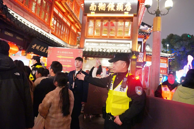 大年初一，上海豫园内，黄浦警方加强指挥疏导，引导游客有序流动。黄浦公安供图