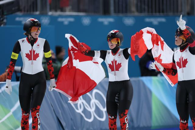 ↑ 加拿大队选手魏德曼、布隆丁、马尔泰（从左至右）在比赛后庆祝。 新华社记者 杜潇逸 摄