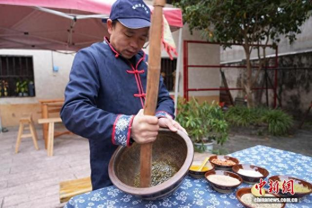 2月9日，江西赣州，赣南客家擂茶制作技艺市级代表性传承人谭新民正在制作擂茶。邱梦兰 摄