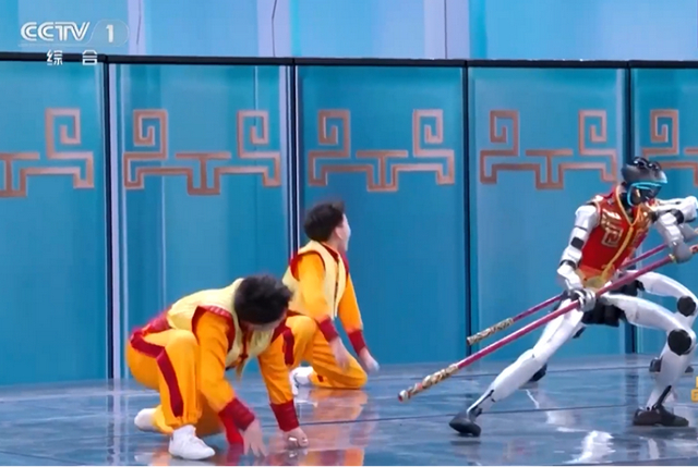 央视春晚人形机器人表演画面 图源：外媒报道所配视频中画面截图
