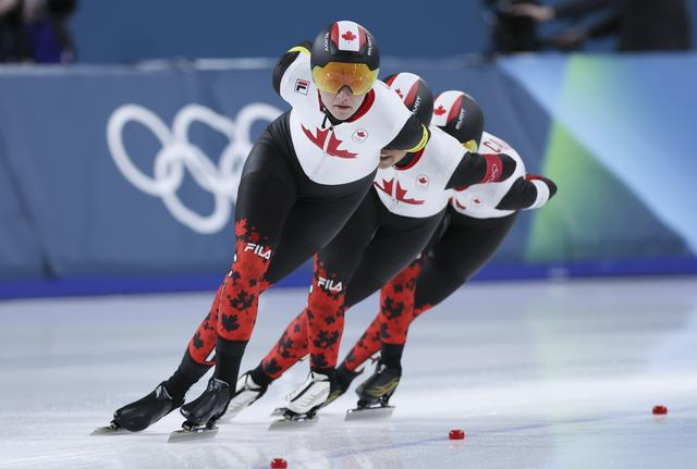 ↑ 加拿大队选手魏德曼、马尔泰、布隆丁（从左至右）在比赛中。 新华社记者 杜潇逸 摄