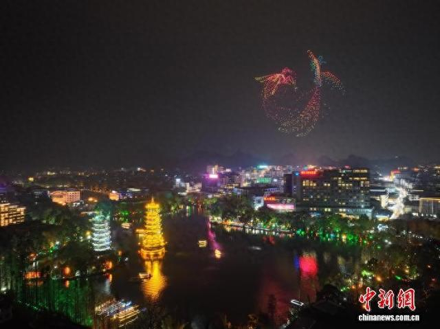 2月17日晚，广西桂林市日月双塔旁无人机表演龙凤呈祥。杨宗盛 摄