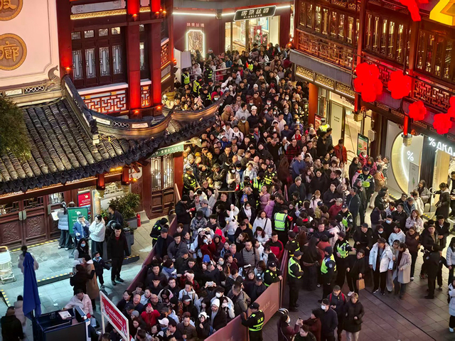 大年初一，上海豫园迎来大客流，黄浦警方视情采取“单向通行、波次放行、防回流”管控措施。黄浦公安供图