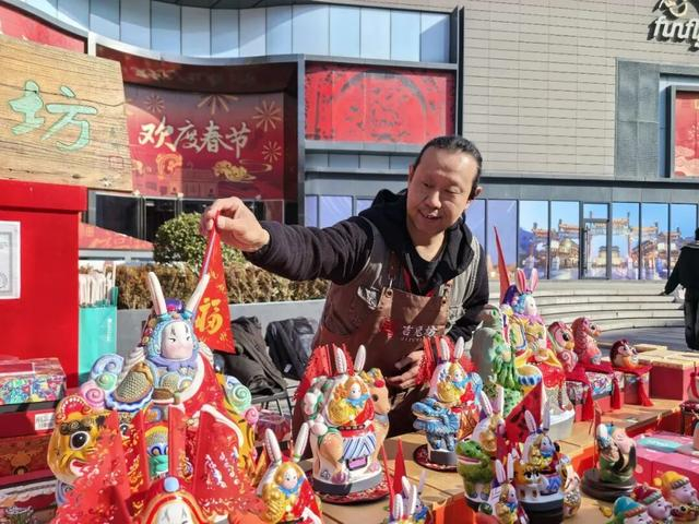 2月12日，隆福寺街区新春市集上，摊位上摆满了各式各样的老北京兔儿爷。本报记者杨学聪摄