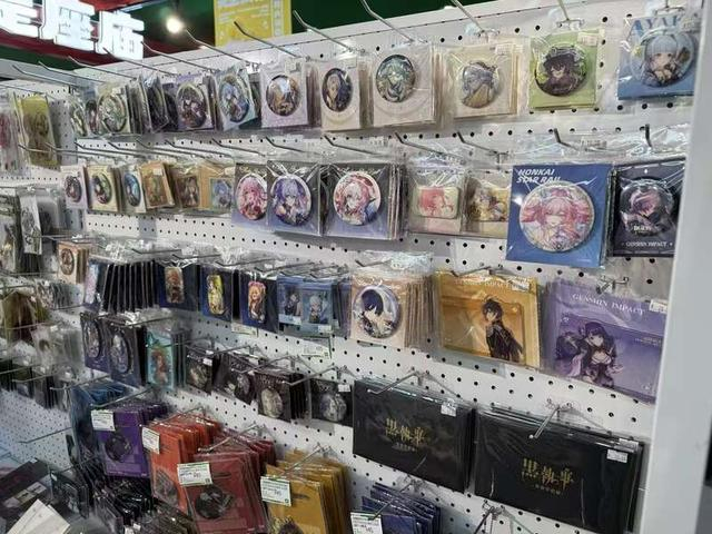 二次元周边店“三草月”货架上的谷子。受访者供图