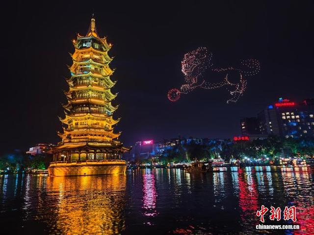2月17日晚，广西桂林市日月双塔旁无人机表演麒麟献瑞。周利朔 摄