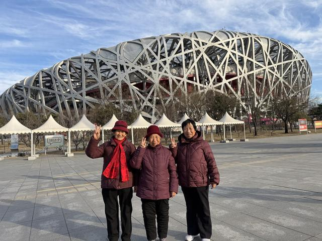 郁章宝的妈妈和亲人在京拍照留念。郁章宝 供图