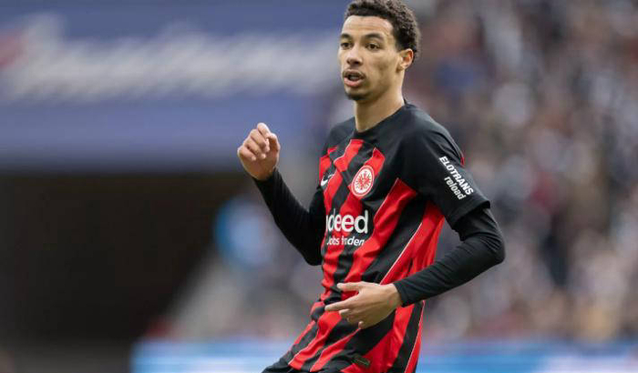 面对法兰克福开出的高价，多家豪门球队都表达了对埃基蒂克的兴趣。英超球队阿森纳、切尔西和利物浦均有意签下他。阿森纳将他视为伊萨克的替补选择，切尔西希望他加强球队的前场火力，而利物浦则希望引进一名高效前锋提升攻击端的稳定性。一年前，谁能想到这位曾备受冷落的前锋如今会展现出如此出色的水准和身价呢？幸运的是，大巴黎还能从他的二次转会中获得部分分成，未来或能收回一些投入。