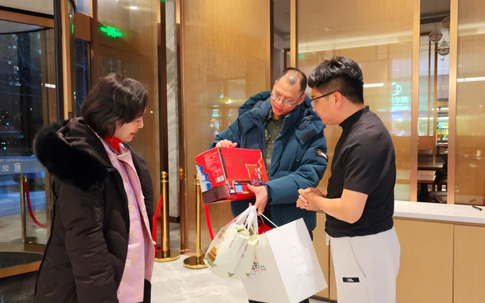 北京市文旅局和丰台区文旅局给郁章宝一家送来“北京礼物”。新京报记者 王巍 摄