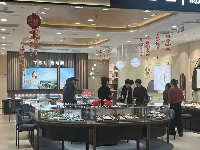 　热门商场的黄金珠宝柜台，也成了春节的新打卡地。新京报贝壳财经记者曲筱艺 摄