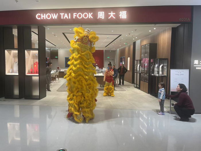 　　通州湾里王府井，周大福、周生生、老庙黄金、潮宏基等门店门口都贴出节日优惠海报。新京报贝壳财经记者曲筱艺 摄